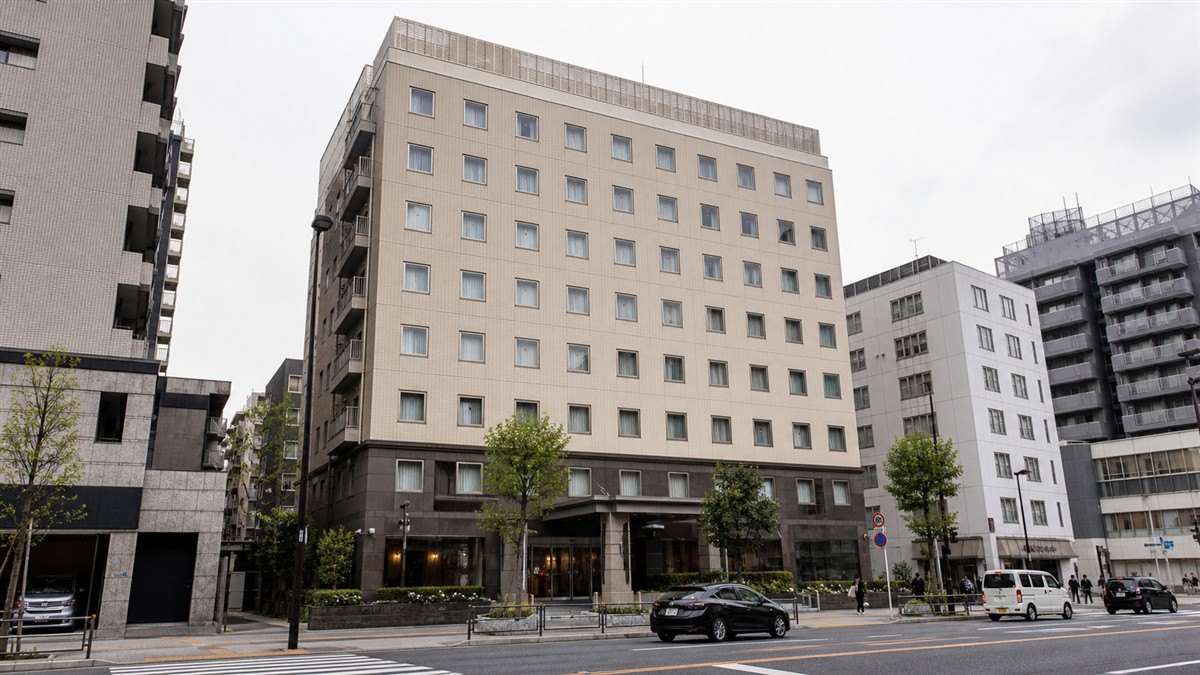 都市部のビジネスホテルの外観