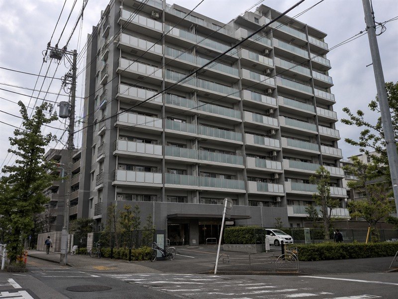 整然とバルコニーが並ぶ、都市部の新しい賃貸マンションの外観